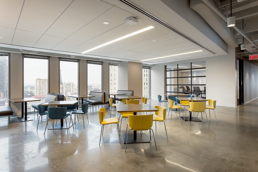 More Photos Of 400 W Market St, Louisville Office For Lease