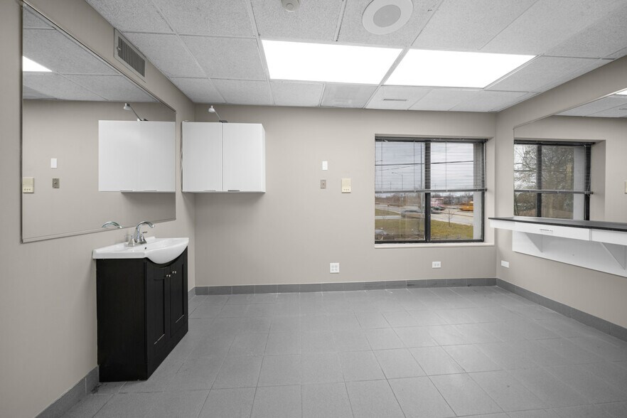 More Photos Of 1670 Willow Rd, Northfield General Retail For Sale