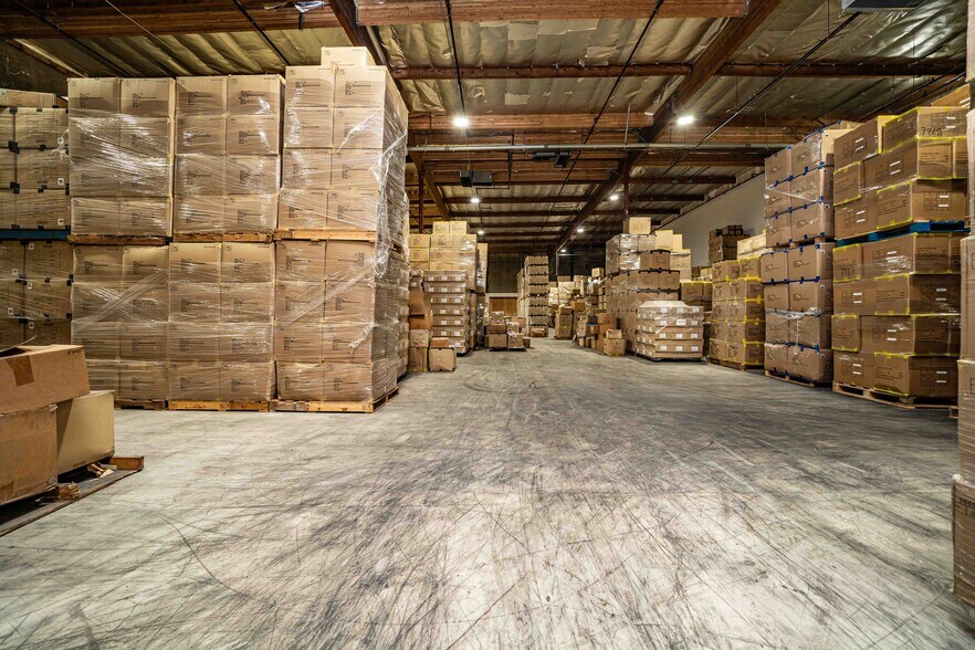 More Photos Of 2001 Saturn St, Monterey Park Light Distribution For Sale