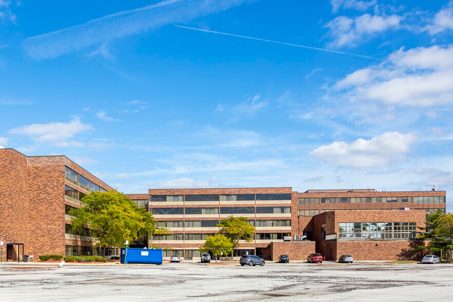 More Photos Of 500 Holiday Plaza Dr, Matteson Hotel For Sale