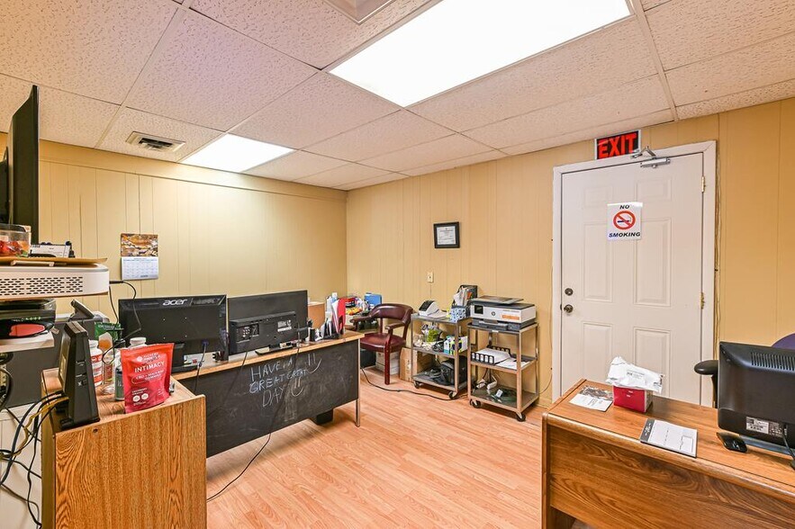 More Photos Of 1102 Mineral Wells Ave, Paris Office For Sale