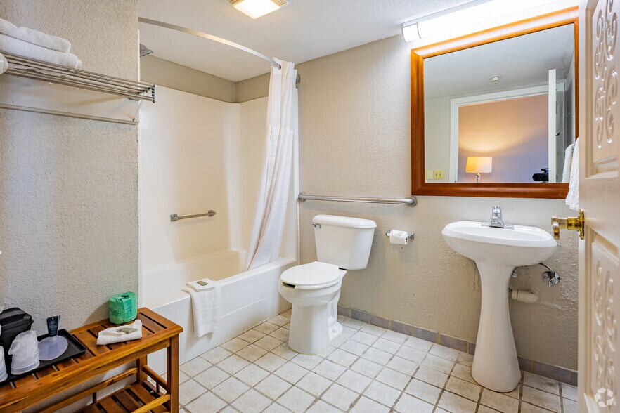 More Photos Of 7404 S May Ave, Oklahoma City Hotel For Sale