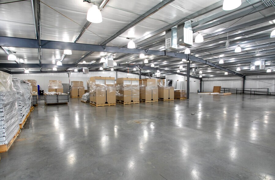 More Photos Of 4285 Hwy 31 W, Tyler Showroom For Lease