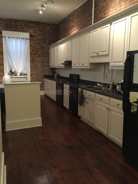 More Photos Of 128-130 N Ashley St, Valdosta General Retail For Sale