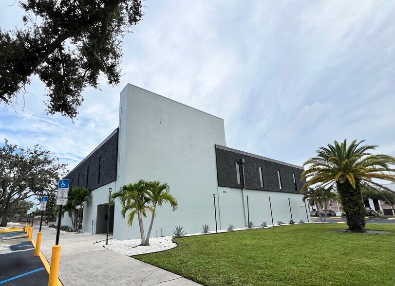 More Photos Of 2170 Rainbow Dr, Clearwater Office For Lease