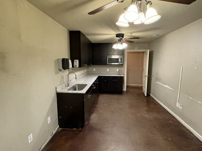 More Photos Of 801 E Mason, Mabank Industrial For Sale