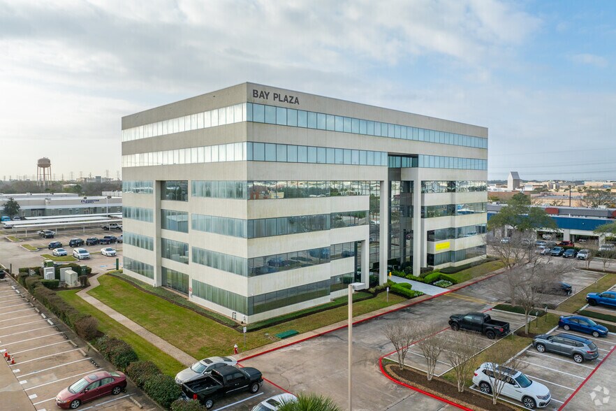 More Photos Of 711 W Bay Area Blvd, Webster Office For Lease