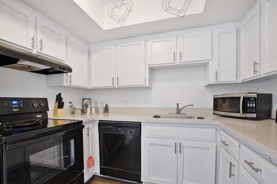 More Photos Of 2011 N 51st St, Phoenix Apartments For Sale