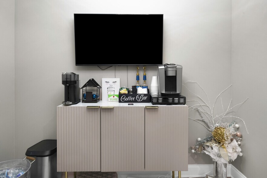 More Photos Of 1670 Willow Rd, Northfield General Retail For Sale