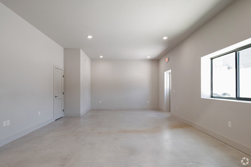 More Photos Of 15210 Fitzhugh Rd, Austin Distribution For Lease