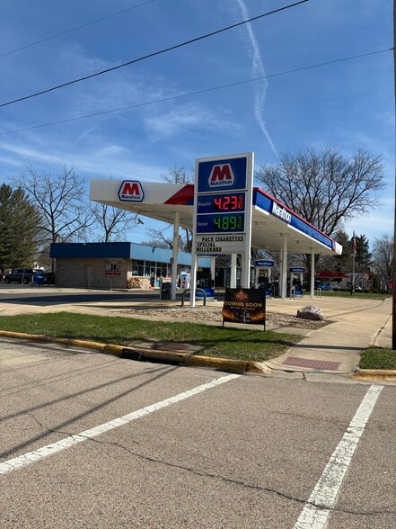 Primary Photo Of 817 N State St, Belvidere Convenience Store For Sale