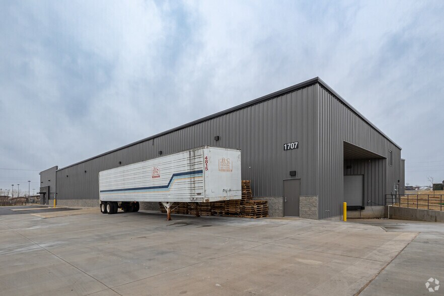 More Photos Of 1707 W Industrial Dr, Rogers Manufacturing For Lease