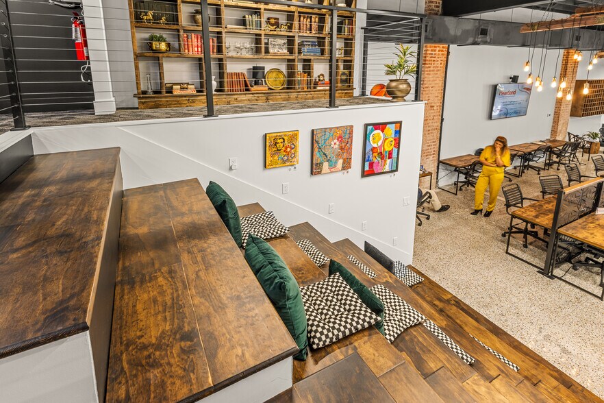 More Photos Of 132 W International Speedway Blvd, Daytona Beach Office For Lease