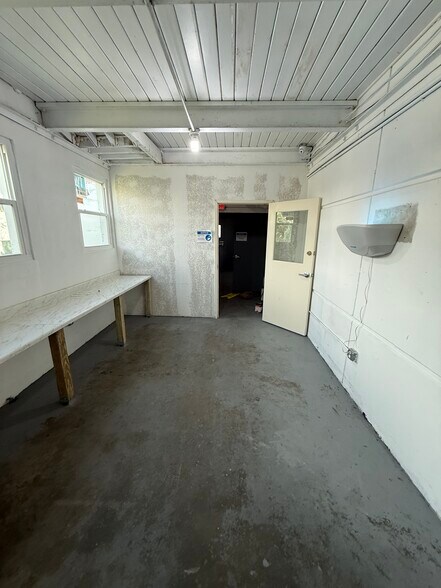 More Photos Of 1955 3rd Ave S, Saint Petersburg Warehouse For Lease