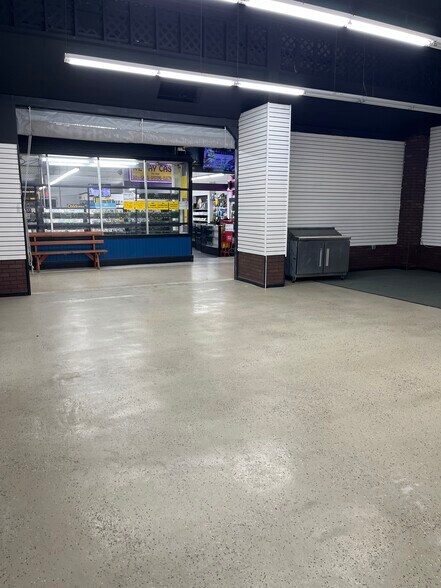 More Photos Of 41 Clementon Rd, Berlin Supermarket For Lease