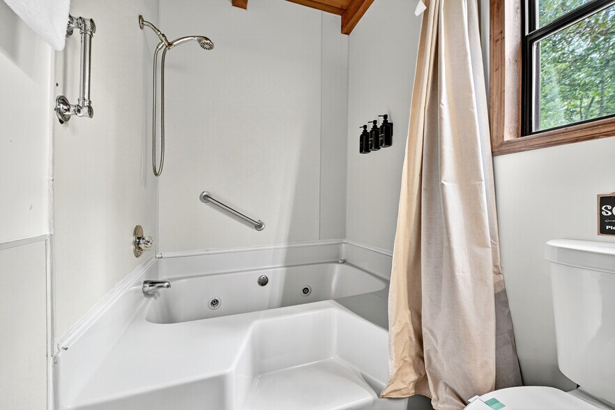 More Photos Of 77 Alpine Way, Blairsville Hotel For Sale