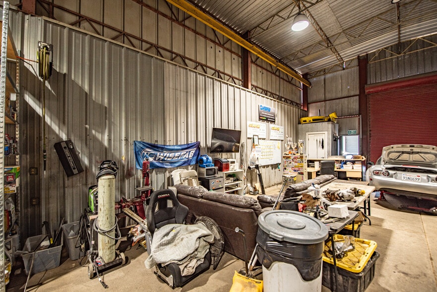 More Photos Of 1121-1135 Sweetwater Ln, Spring Valley Manufacturing For Lease