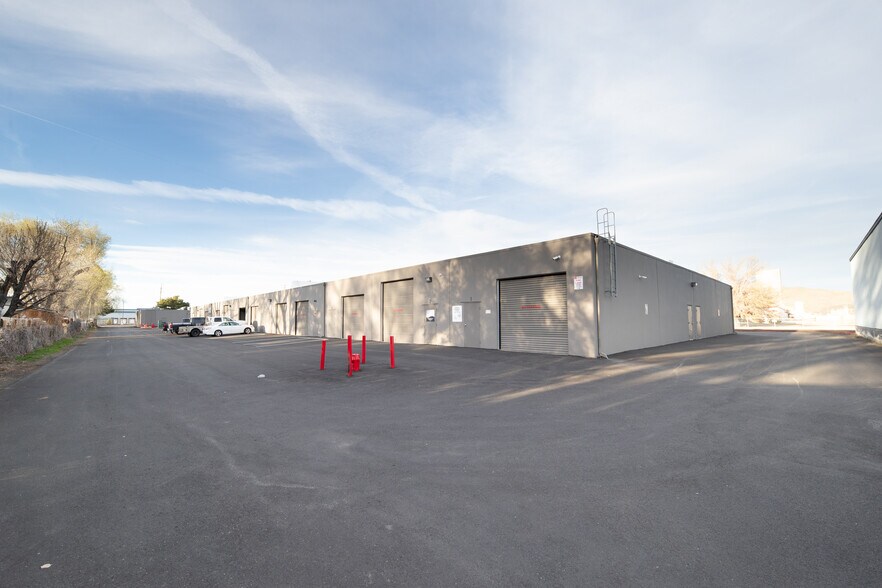 More Photos Of 755 E Greg St, Sparks Light Distribution For Lease