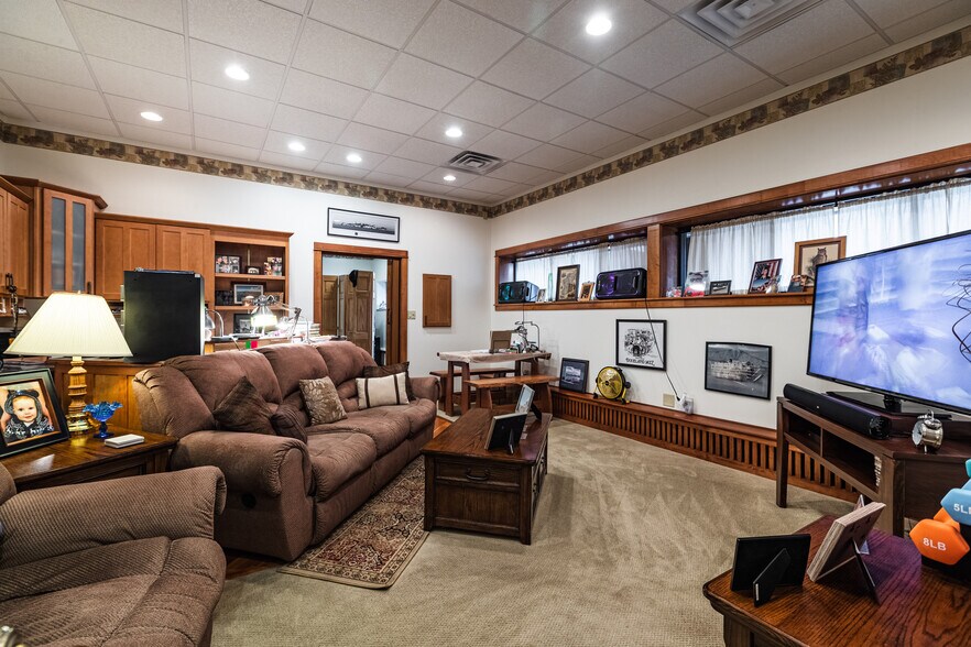 More Photos Of 1613 Chase St, La Crosse Showroom For Lease