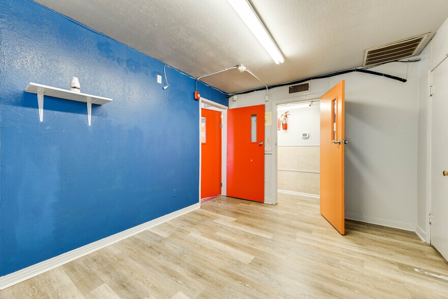 More Photos Of 1005 Austin St, Midland Storefront For Sale