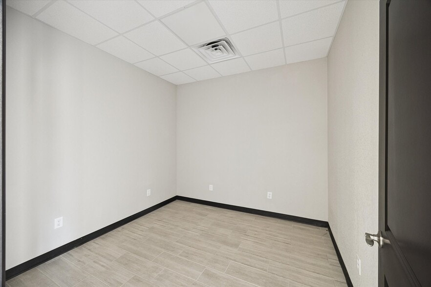 More Photos Of 22215 Mueschke Rd, Tomball Unknown For Lease