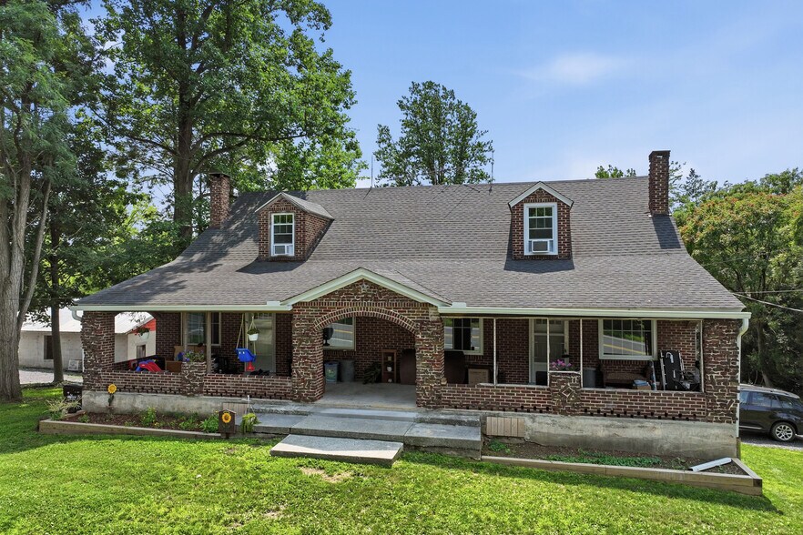 More Photos Of 429 Riverview Dr, Walnutport Flex For Sale