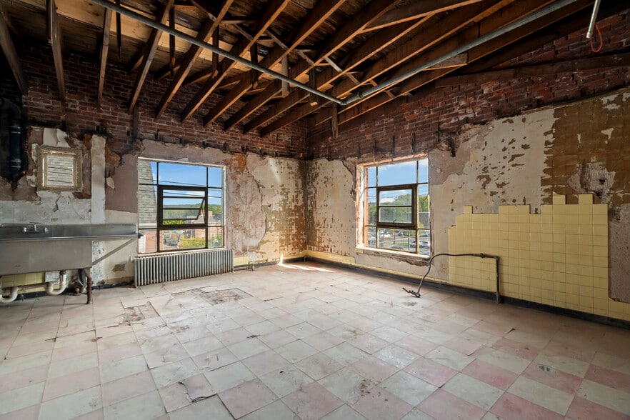 More Photos Of 54 Washington St, Middletown Office For Sale