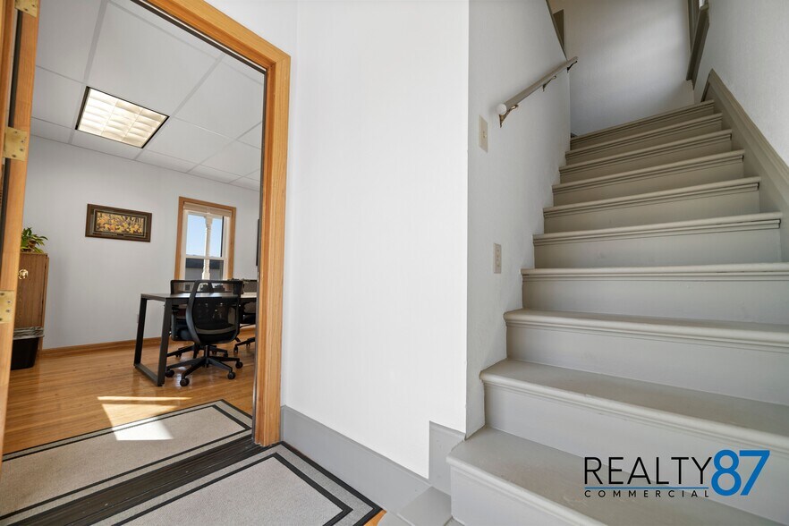 More Photos Of 448 7th Ave, Marion Office For Sale