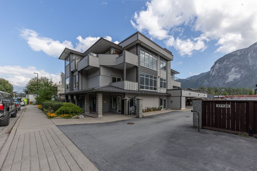 More Photos Of 37738 3 Av, Squamish Flex For Sale