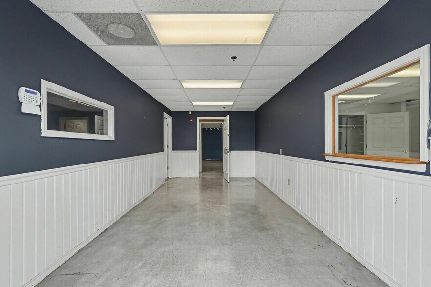 More Photos Of 1445 Cleveland Ave, East Point Showroom For Sale