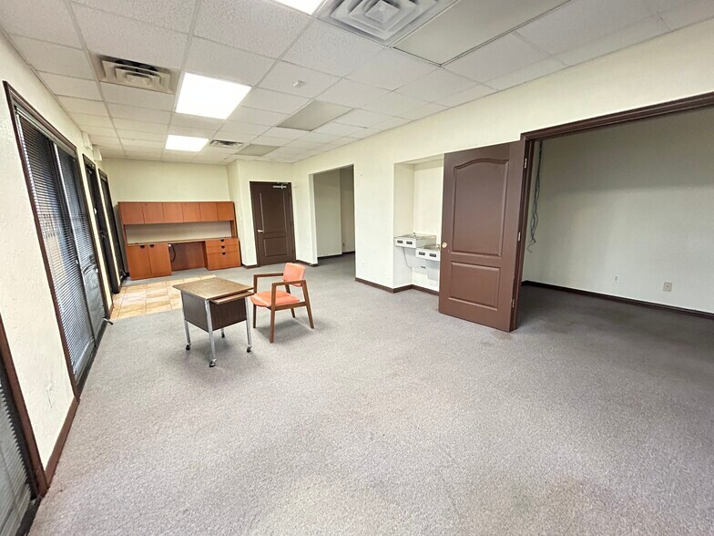 More Photos Of 1610 Posey Ln, Sulphur Springs Office For Sale