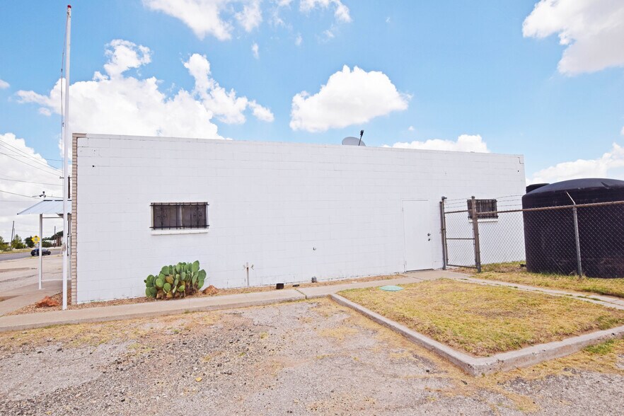 More Photos Of 1003 S County Rd W, Odessa Office For Lease