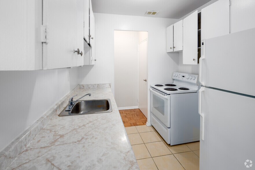 More Photos Of 143 Main St S, Brampton Apartments For Sale