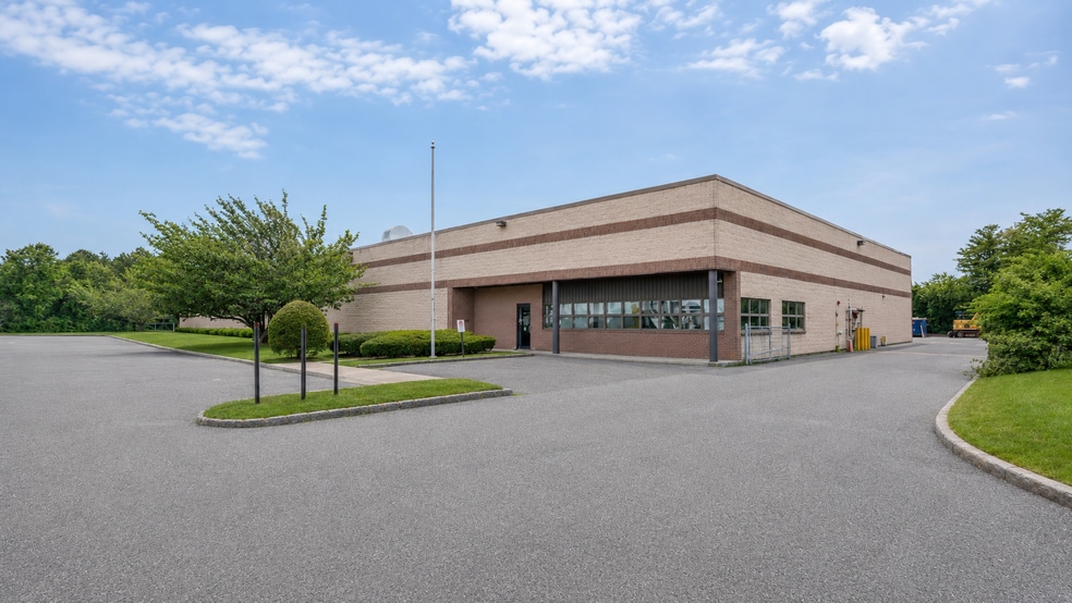 Primary Photo Of 50 Haynes Ct, Ronkonkoma Warehouse For Lease