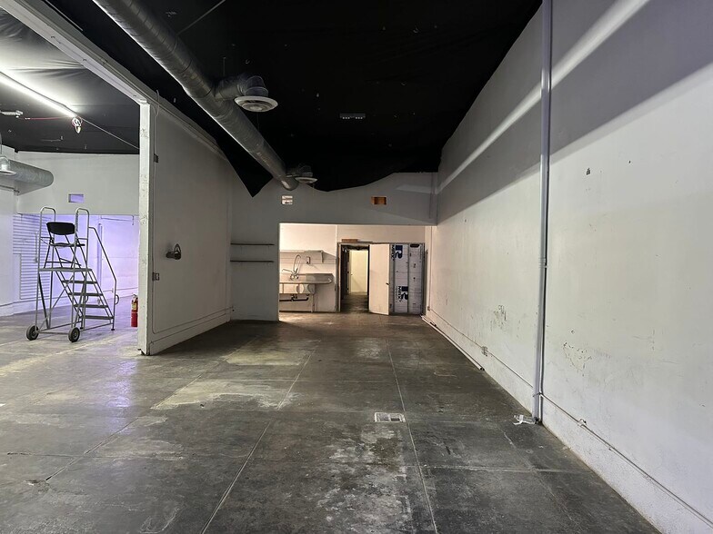 More Photos Of 1040-1050 S Olive St, Los Angeles General Retail For Sale