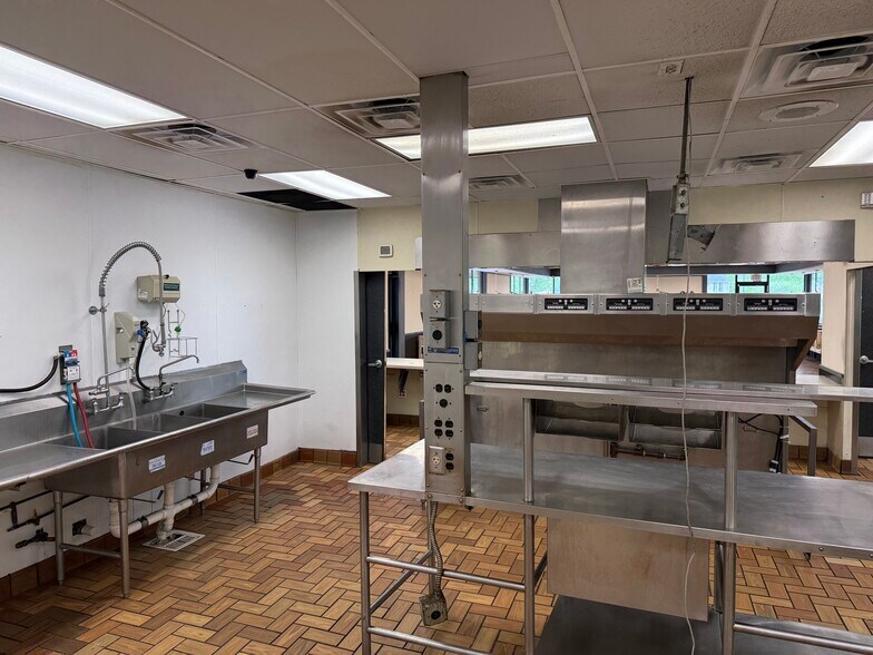 More Photos Of 7606 N 30th St, Omaha Fast Food For Sale