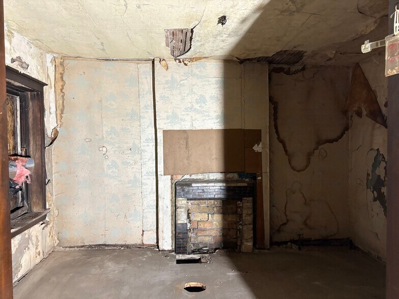 More Photos Of 2301 W Superior St, Duluth Storefront Retail Residential For Sale