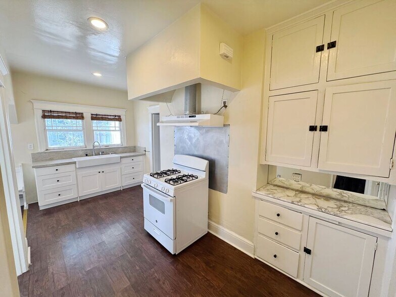 More Photos Of 2800 Fairmount St, Los Angeles Apartments For Sale