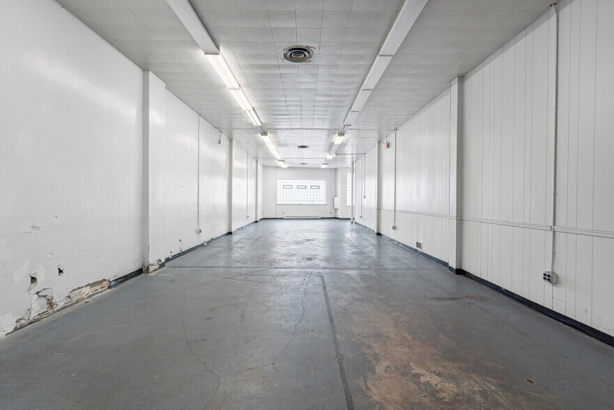 More Photos Of 1825 Boulevard of the Allies, Pittsburgh Showroom For Lease