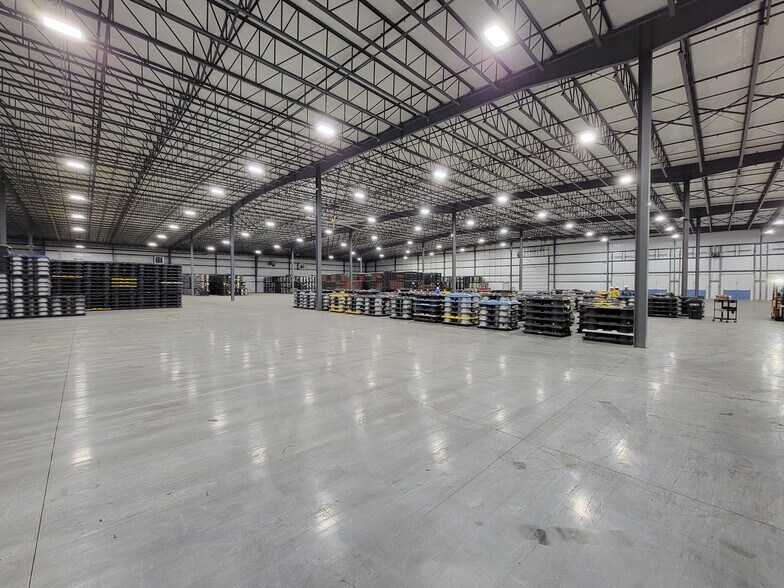 More Photos Of 101 Corporate Dr, Frankfort Warehouse For Lease