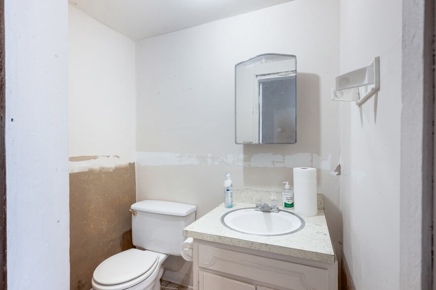 More Photos Of 149 Delaina Dr, Mount Washington Showroom For Sale