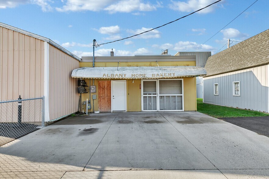More Photos Of 531 Railroad Ave, Albany General Retail For Sale