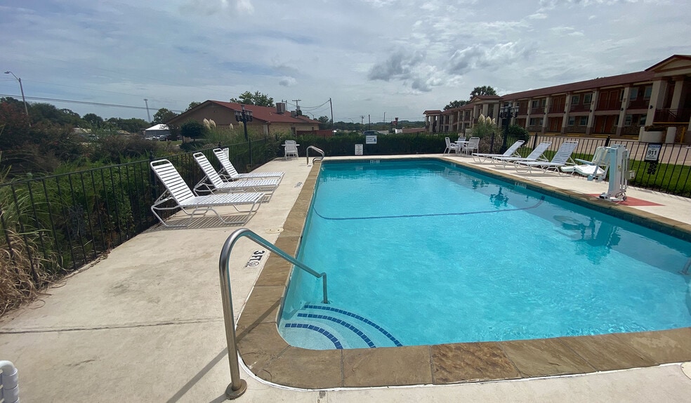 More Photos Of 1601 W Palestine Ave, Palestine Hotel For Sale