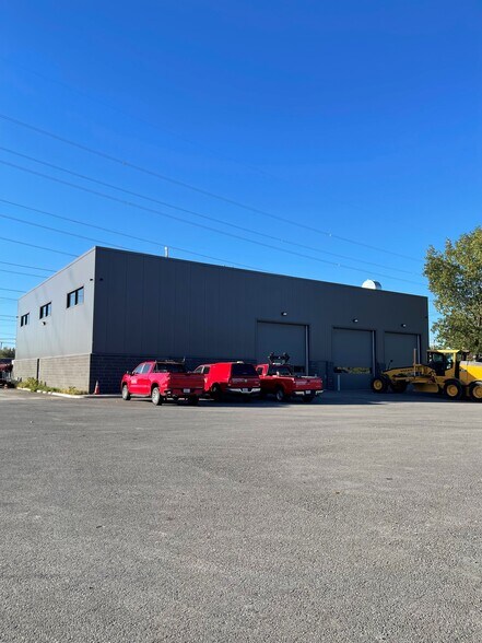 More Photos Of 5995 Boulevard des Grandes-Prairies, Saint-leonard Industrial For Lease