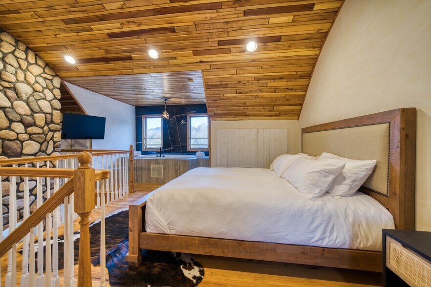More Photos Of 218 NY-296, Windham Hotel For Sale