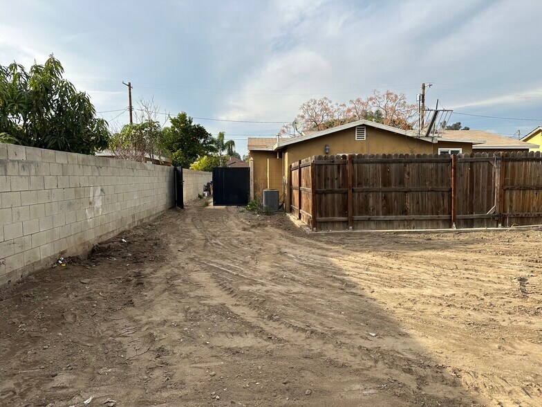 More Photos Of 12422 Bromwich St, Pacoima Land For Lease