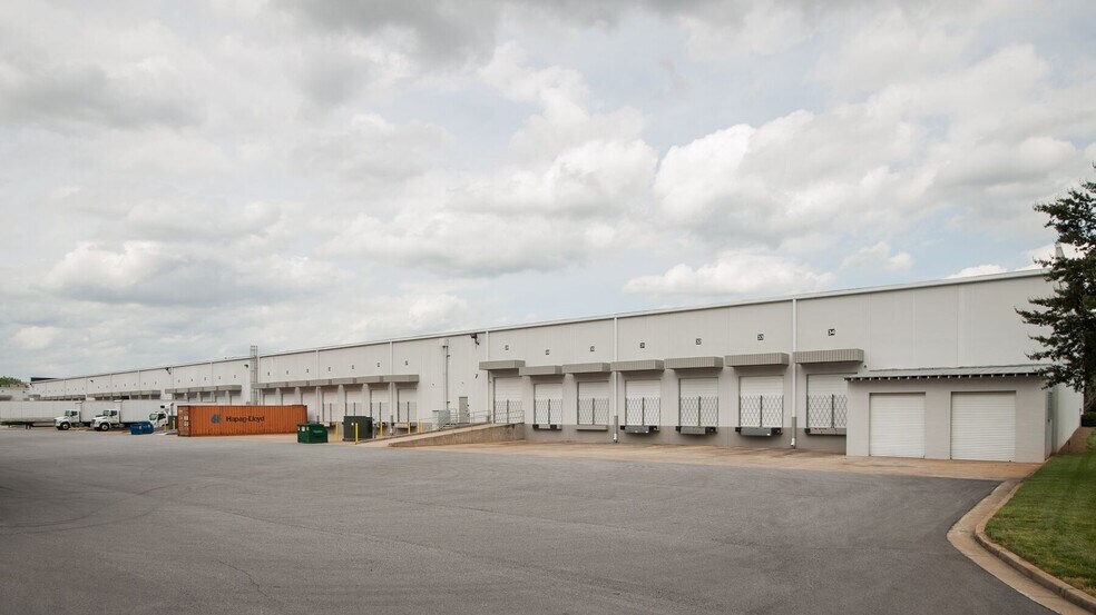 More Photos Of 560 Atlanta S Pky, College Park Unknown For Lease