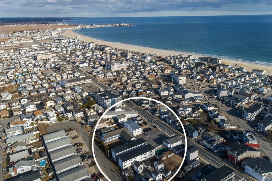 More Photos Of 198 Ashworth Ave, Hampton Hotel For Sale