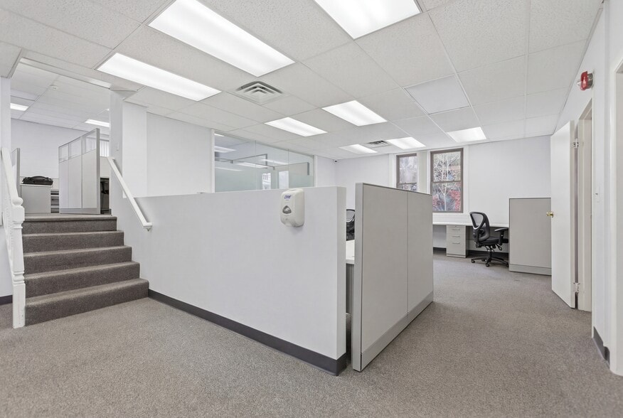 More Photos Of 174 Green St, Melrose Office For Sale