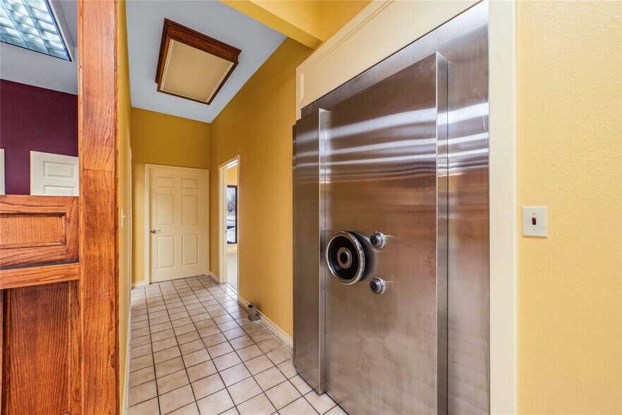 More Photos Of 3101 Austin Ave, Brownwood Bank For Sale